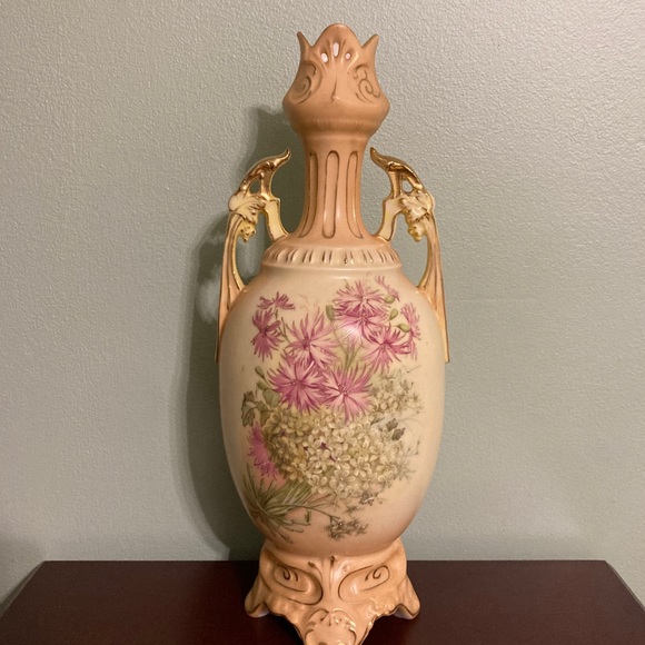 ☘️RH Royal Wettina Hand Painted Porcelain Vase